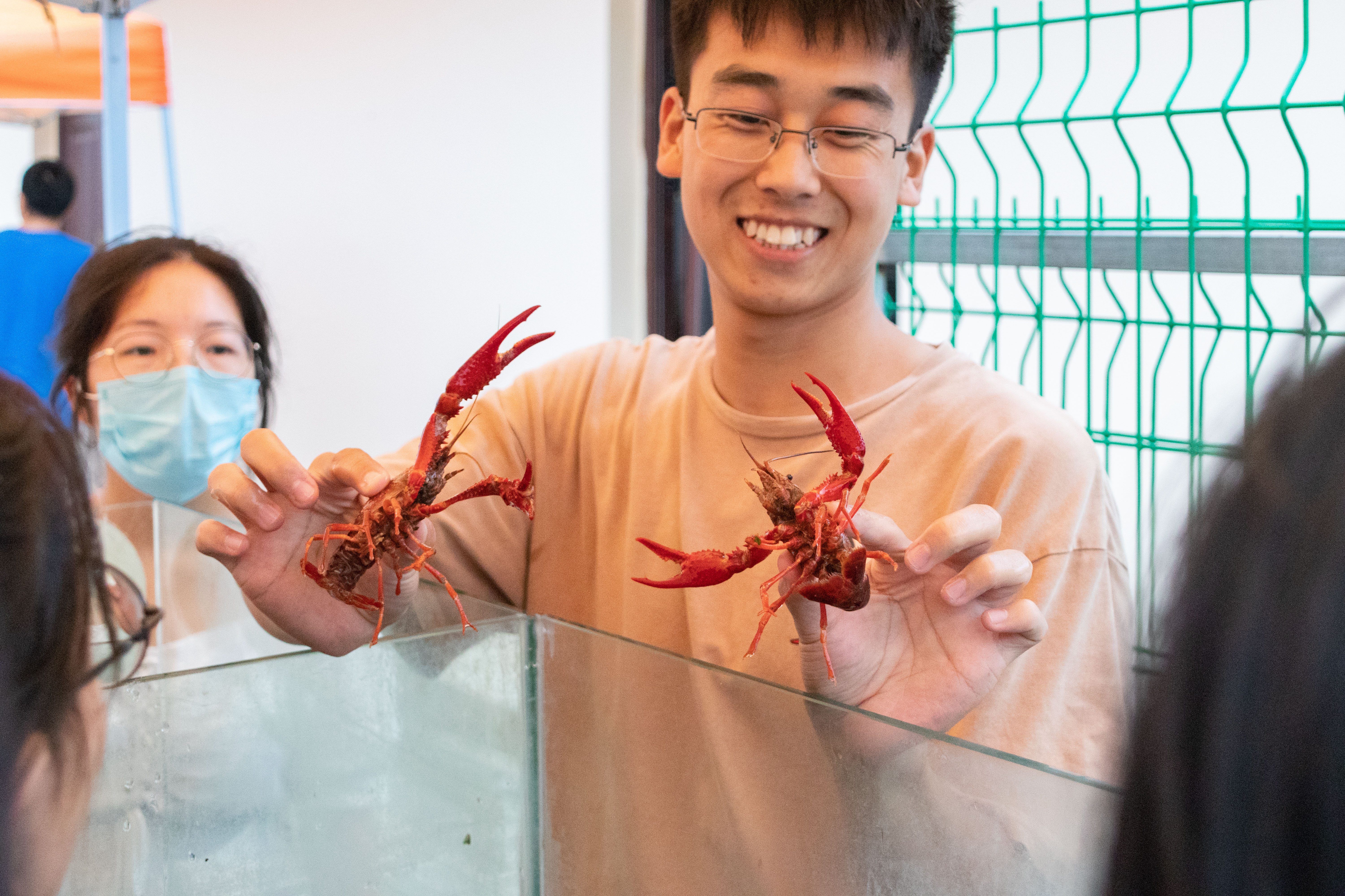 bet36365路检测中心19级研究生杨伟杰向新生讲解如何辨别小龙虾雌雄(学通社记者 周丹丹 摄) bet36365路检测中心19级研究生杨伟杰向新生讲解如何辨别小龙虾雌雄(学通社记者 周丹丹 摄)